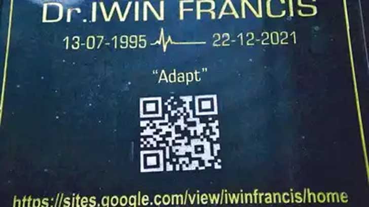 যে কারণে ছেলের কবরে কিউআর কোড বসিয়েছেন দম্পতি