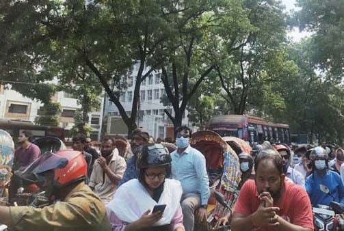 বঙ্গবাজারে আগুন: যানজট ছড়িয়ে পড়ছে আশপাশের এলাকায়